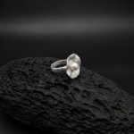 Anillo de perla sobre roca volcánica Anillo Flor Perla