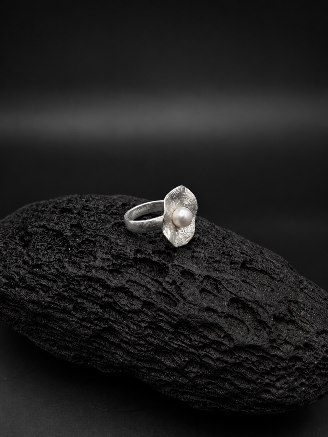 Anillo de perla sobre roca volcánica Anillo Flor Perla