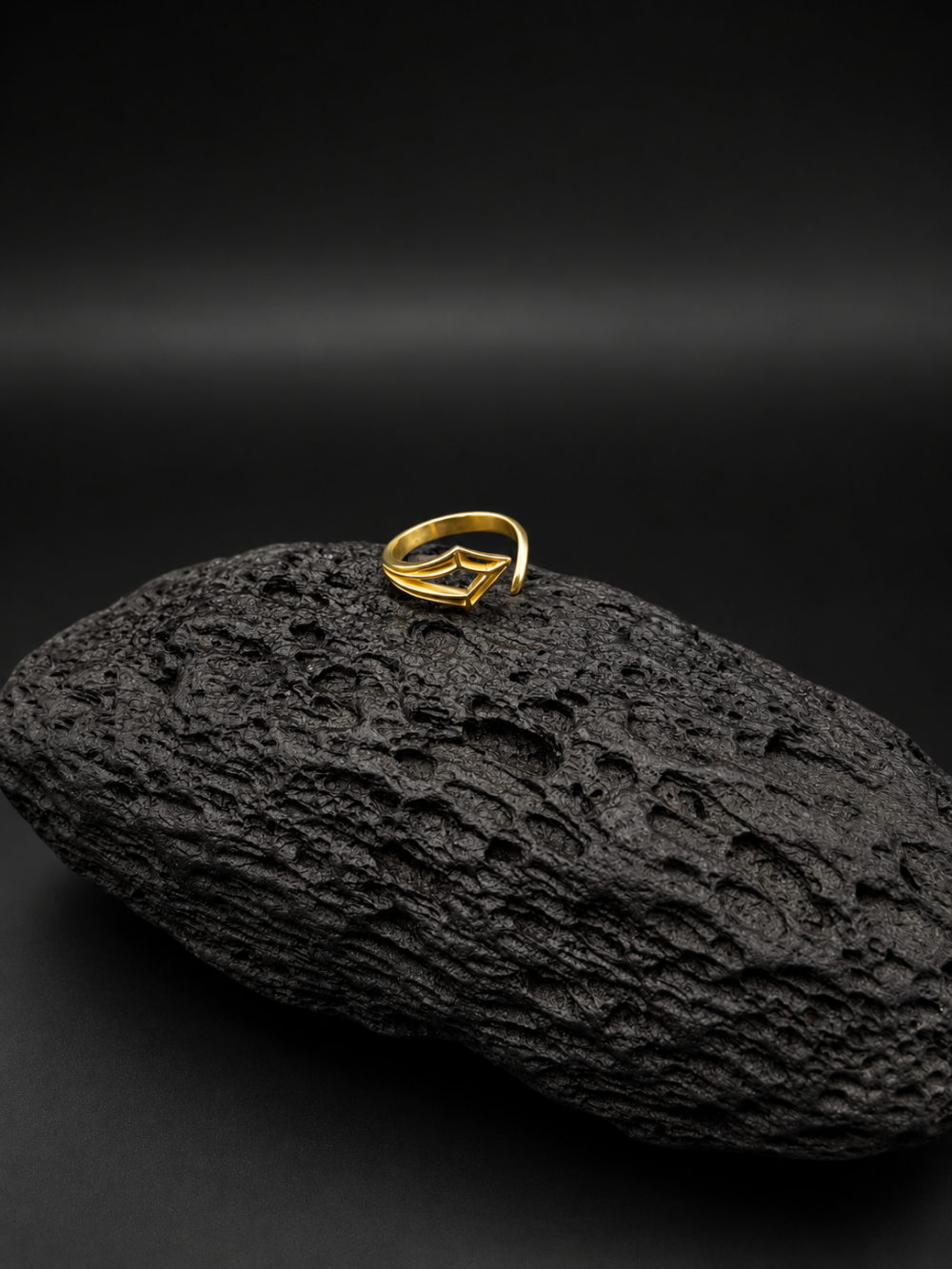 Anillo dorado sobre roca volcánica Anillo Instinto Oro