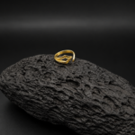 Anillo dorado sobre roca volcánica Anillo Instinto Oro